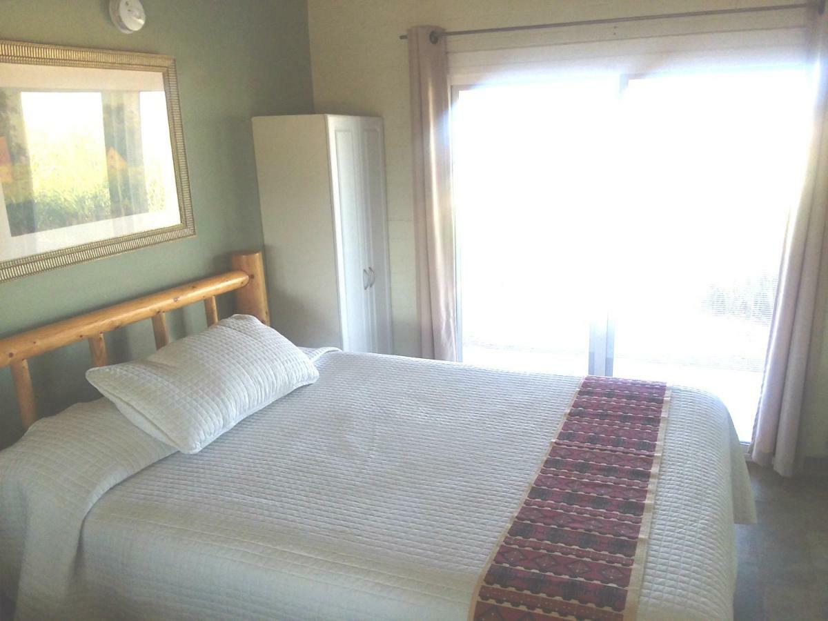 Hilltop Tavern And Inn Apple Valley Room photo