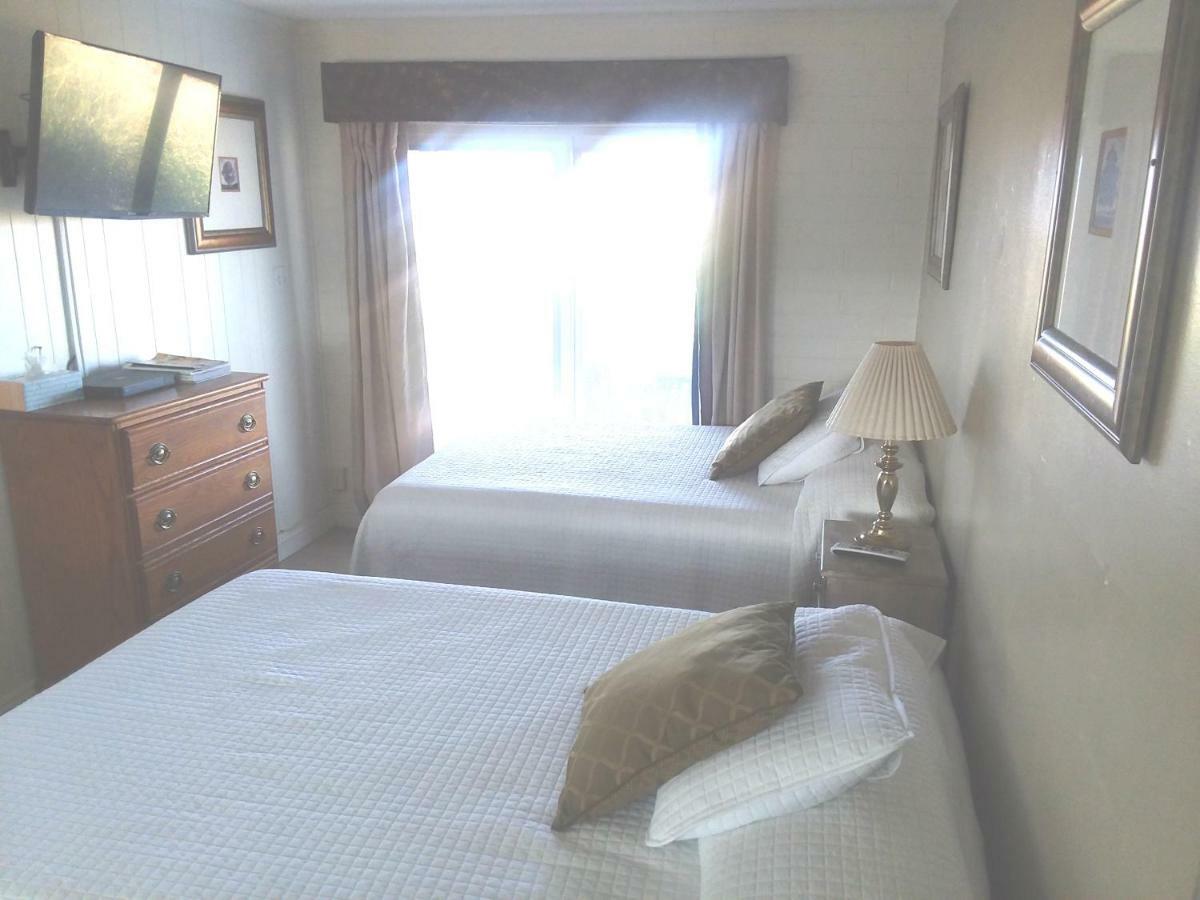 Hilltop Tavern And Inn Apple Valley Room photo