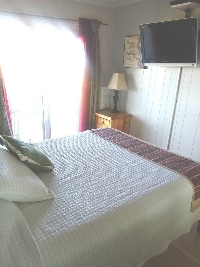 Hilltop Tavern And Inn Apple Valley Room photo